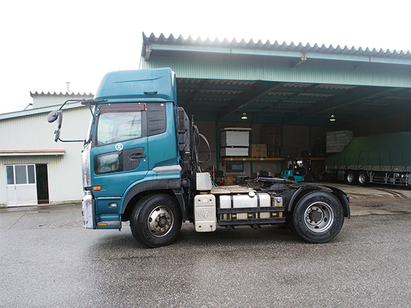 海上コンテナ輸送車(トレーラーヘッド)